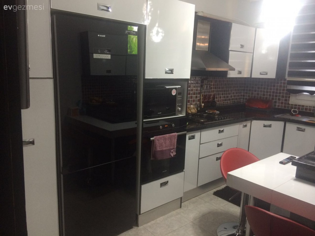 Vidat hanımın kırmızı, siyah ve beyaz renklerde göz alıcı evi..