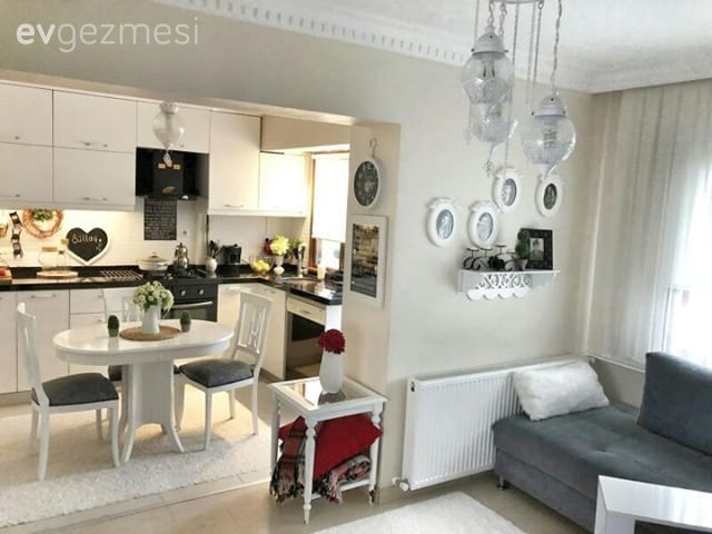 Nostaljik detaylar, el emeği dokunuşlar. Gül hanımın siyah, beyaz evi..