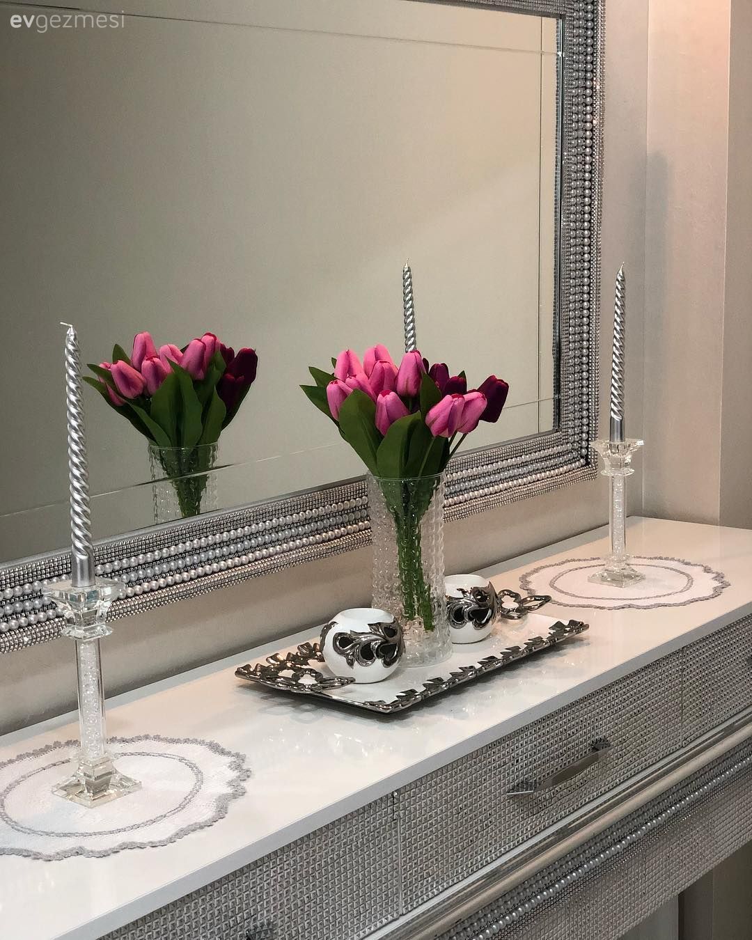 Beyaz, pembe ve altın uyumuyla feminen şıklık. Merve hanımın evi..