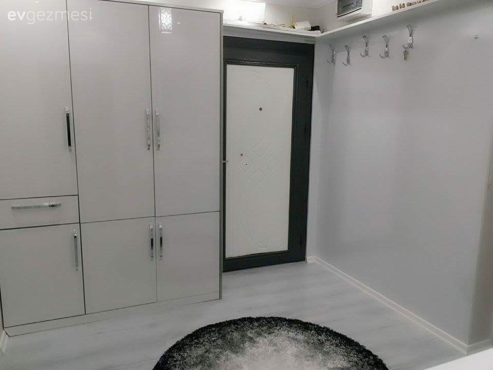 14 sene sonra yenilenen bu evin yeni dekoru konforlu ve uyumlu..