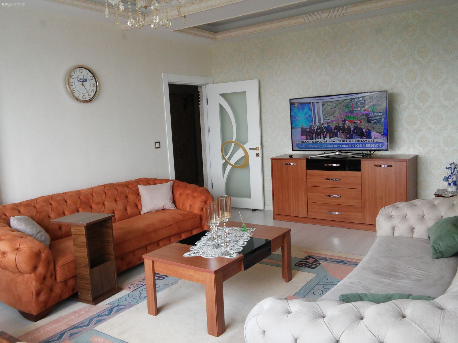 Bu Evin Salon Dekorasyonunda Eksikler Var. Fikirleri Bekleriz!