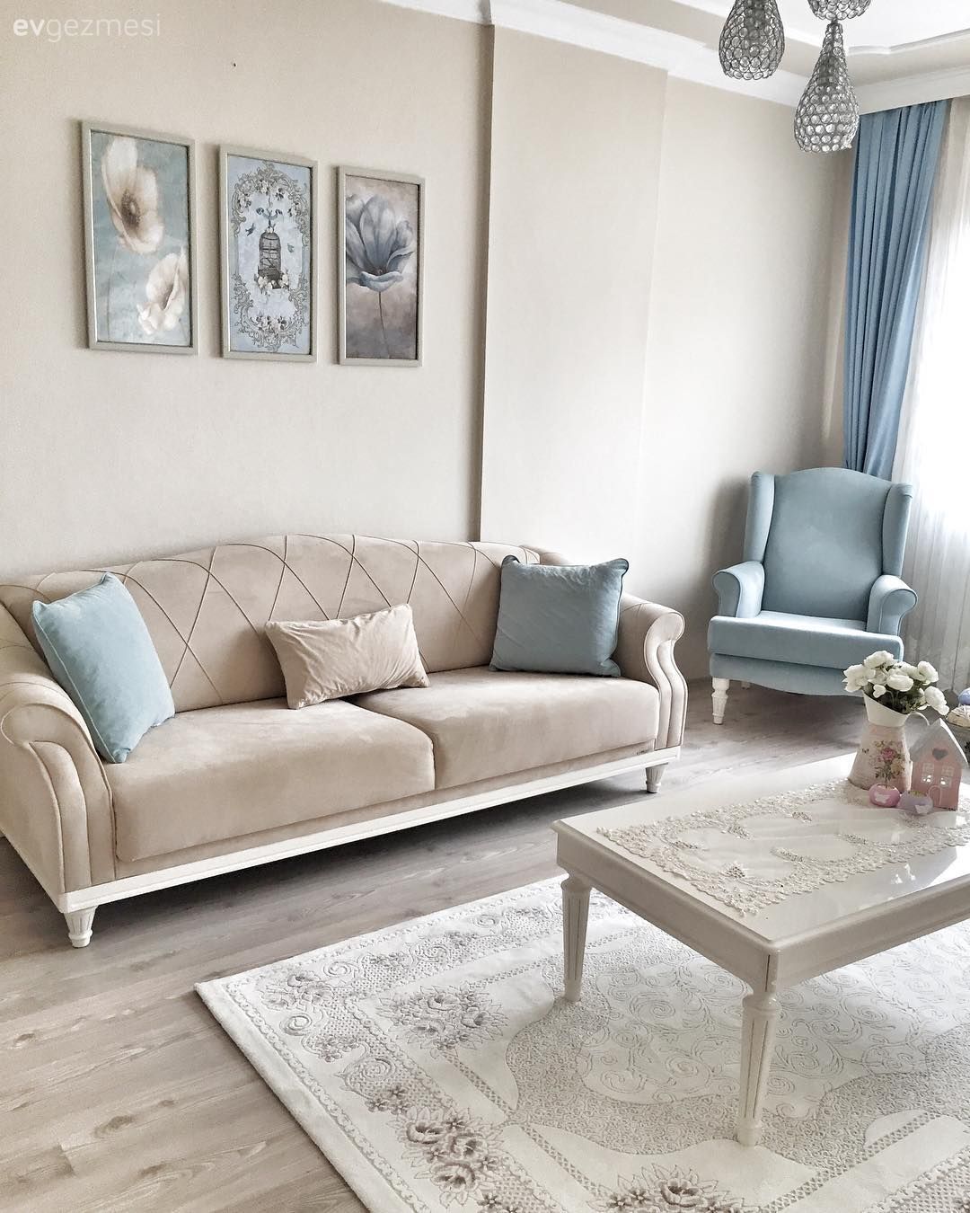 Salon, Mavi, Krem, Orta sehpa, Halı, Duvar dekorasyonu, Berjer, Fon perde