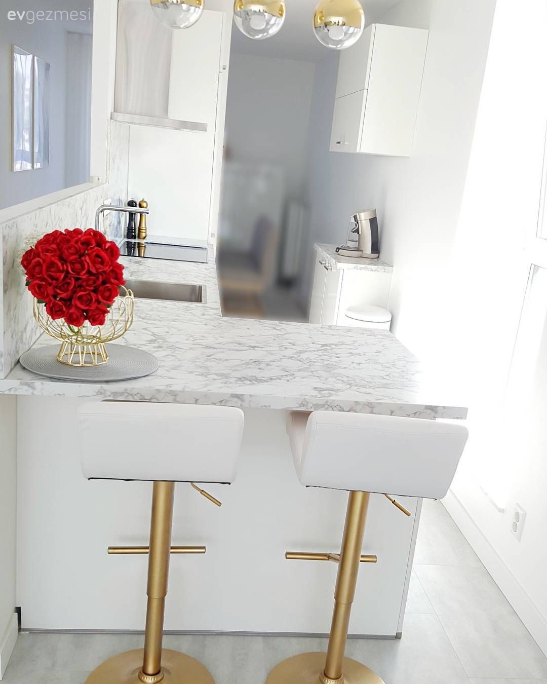 Sade ve çarpıcı bir dekor. Hayel hanımın evinden..