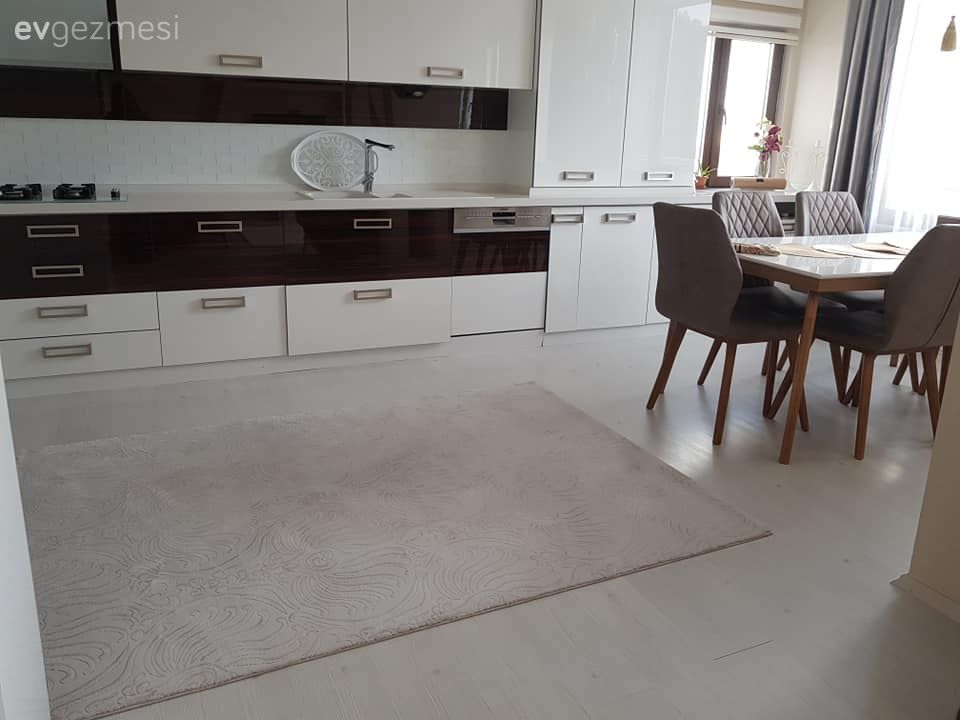 Mutfak ve oturma alanının birlikte olduğu bu odanın parkeleri değişecek. Ne seçmeli?