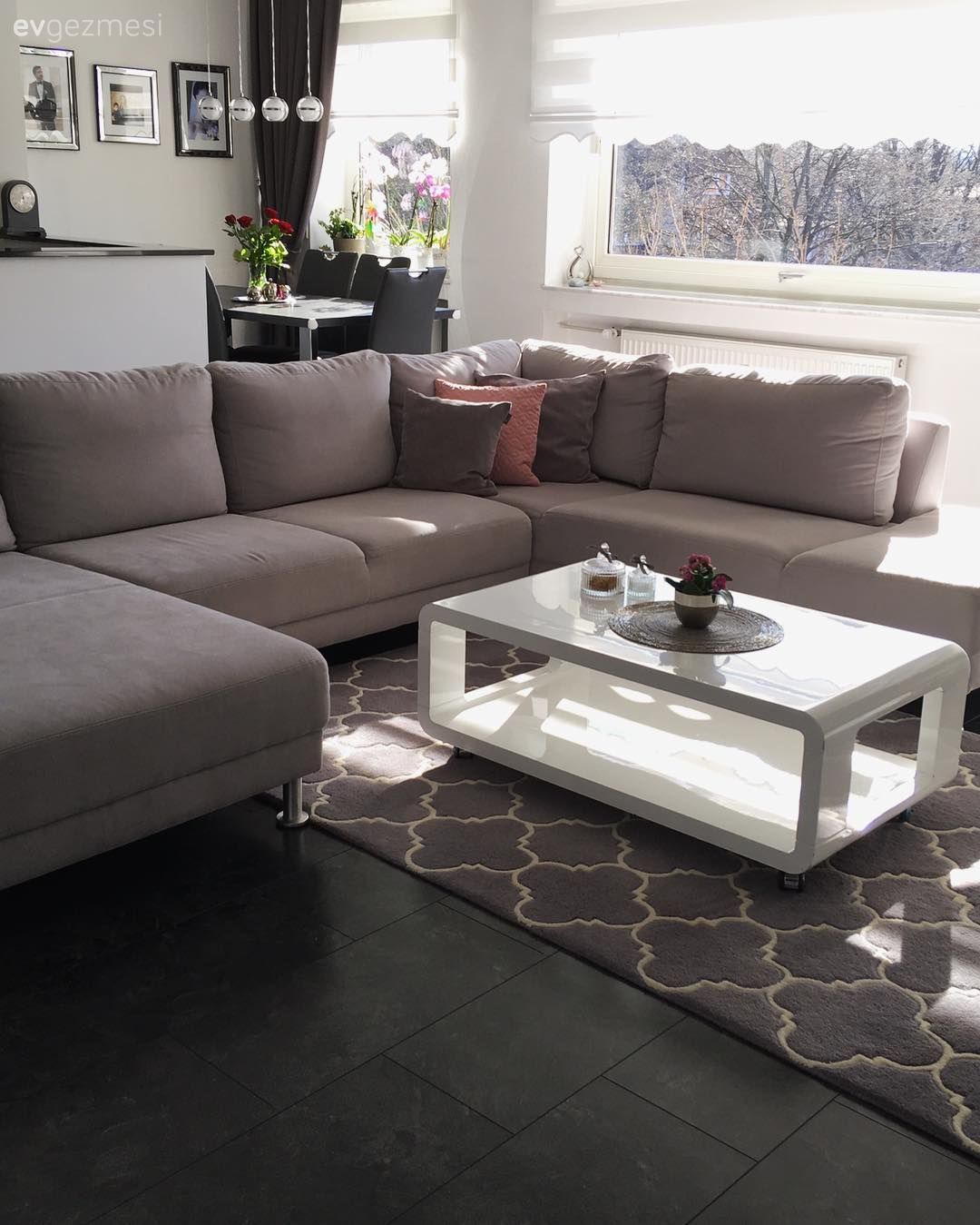 Salon, Amerikan Mutfak, Gri, Uzanma koltuklu köşe, Köşe koltuk, Kırlent, Orta sehpa, Halı, Geometrik desen