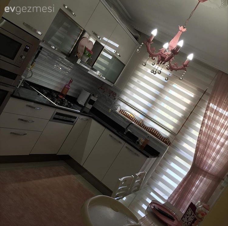 Avize, Beyaz mutfak, Halı, Modern mutfak, Mutfak, Mutfak masası, Pembe, Perde, Aydınlatma
