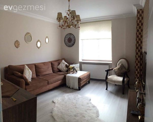 Avize, Halı, Kahverengi, Köşe koltuk, Oturma Odası, Duvar saati, Aydınlatma