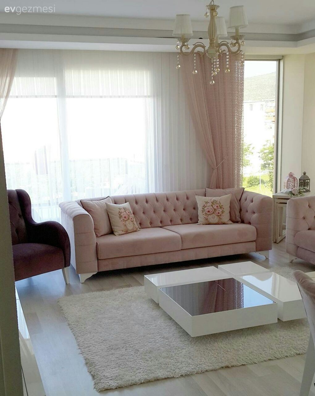 Ayna, Halı, Mor, Orta sehpa, Pembe, Perde, Salon