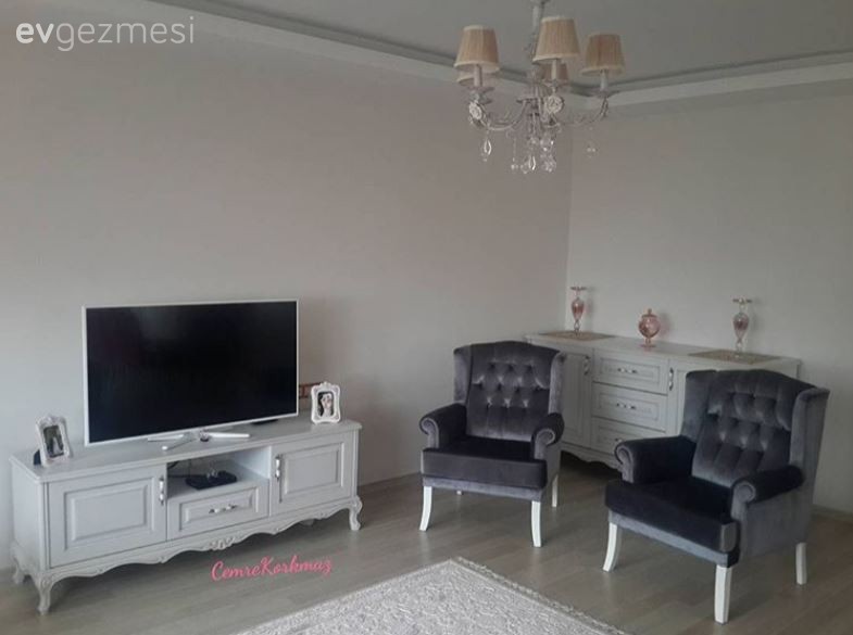 Cemre hanımın pembe-gri uyumunun etkisinde, sade ve şık evi..