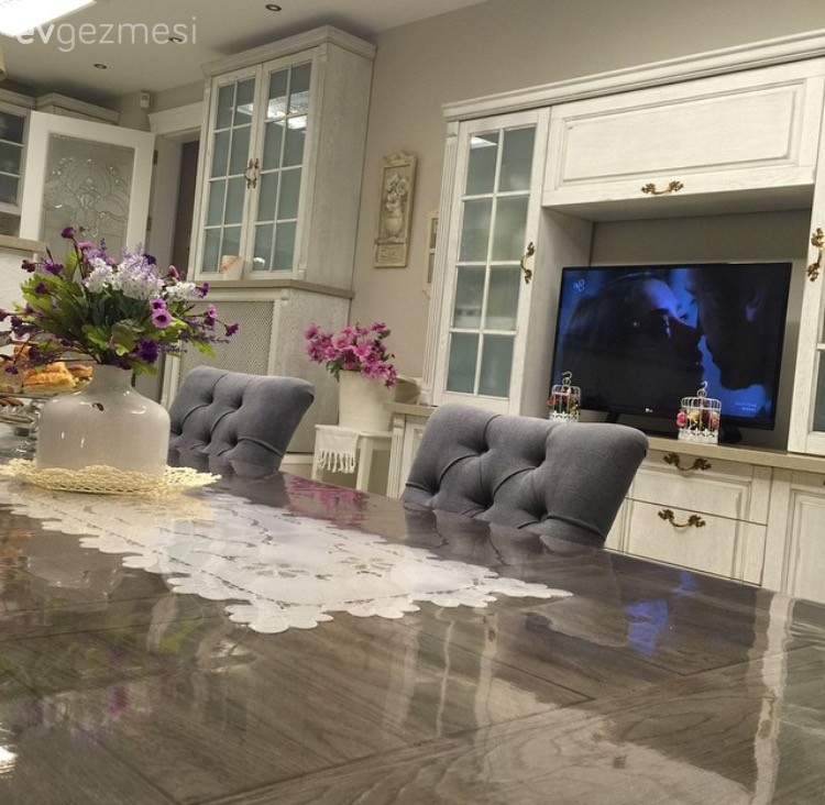 Gri, Mutfak, Mutfak masası