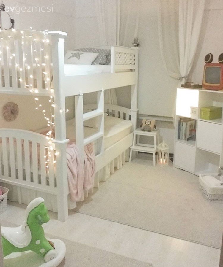 Koyu renklerden, Akdeniz esintilere: Eda hanımın evinden yeni kareler.