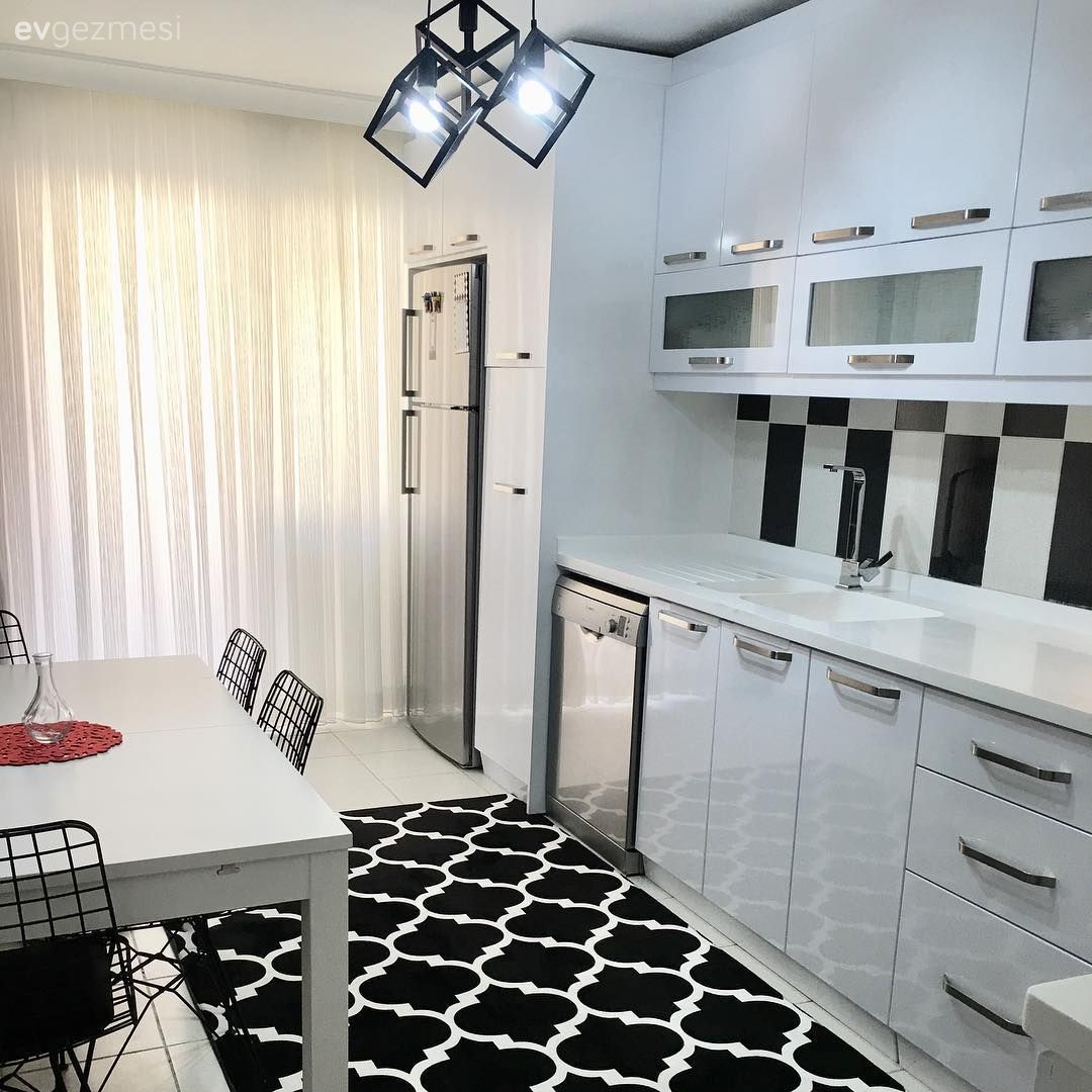 Beyaz mutfak, Mutfak, Mutfak masası, Modern mutfak, Siyah- Beyaz, Geometrik desen, Mutfak halısı