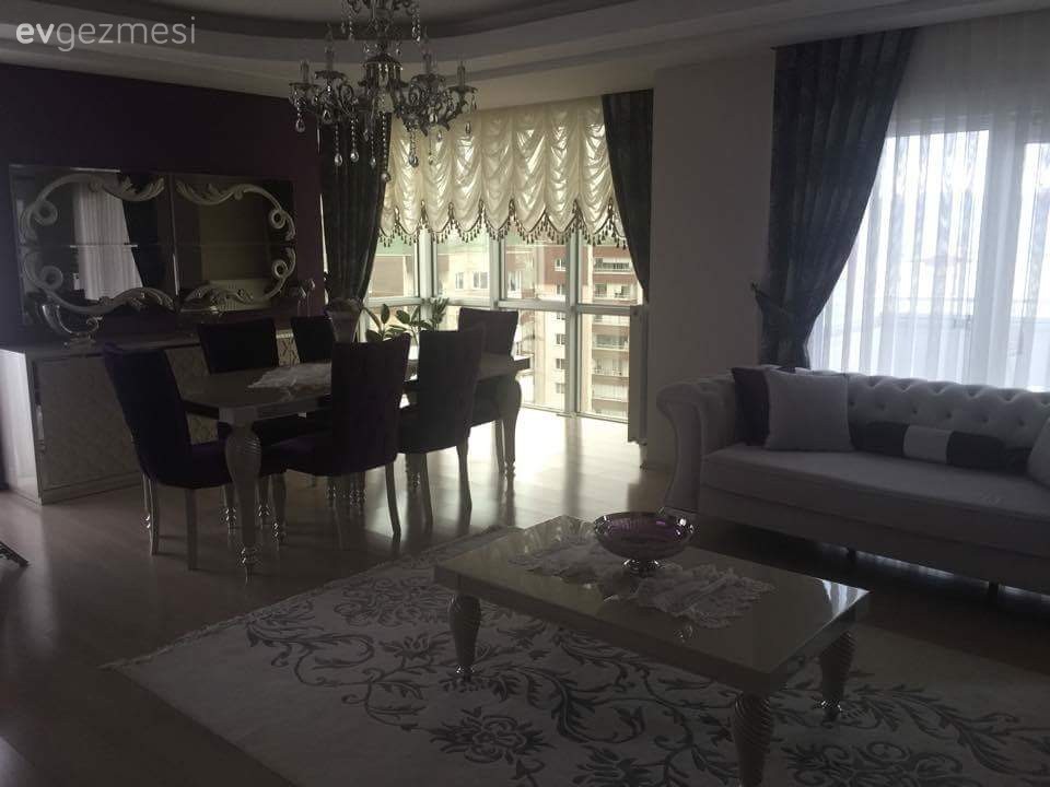 Bu evde avangart mobilyalar cesur renklerle birlikte.