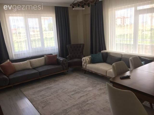 Bazen sade, bazen cıvıl cıvıl. Melek hanımın keyifli evi..