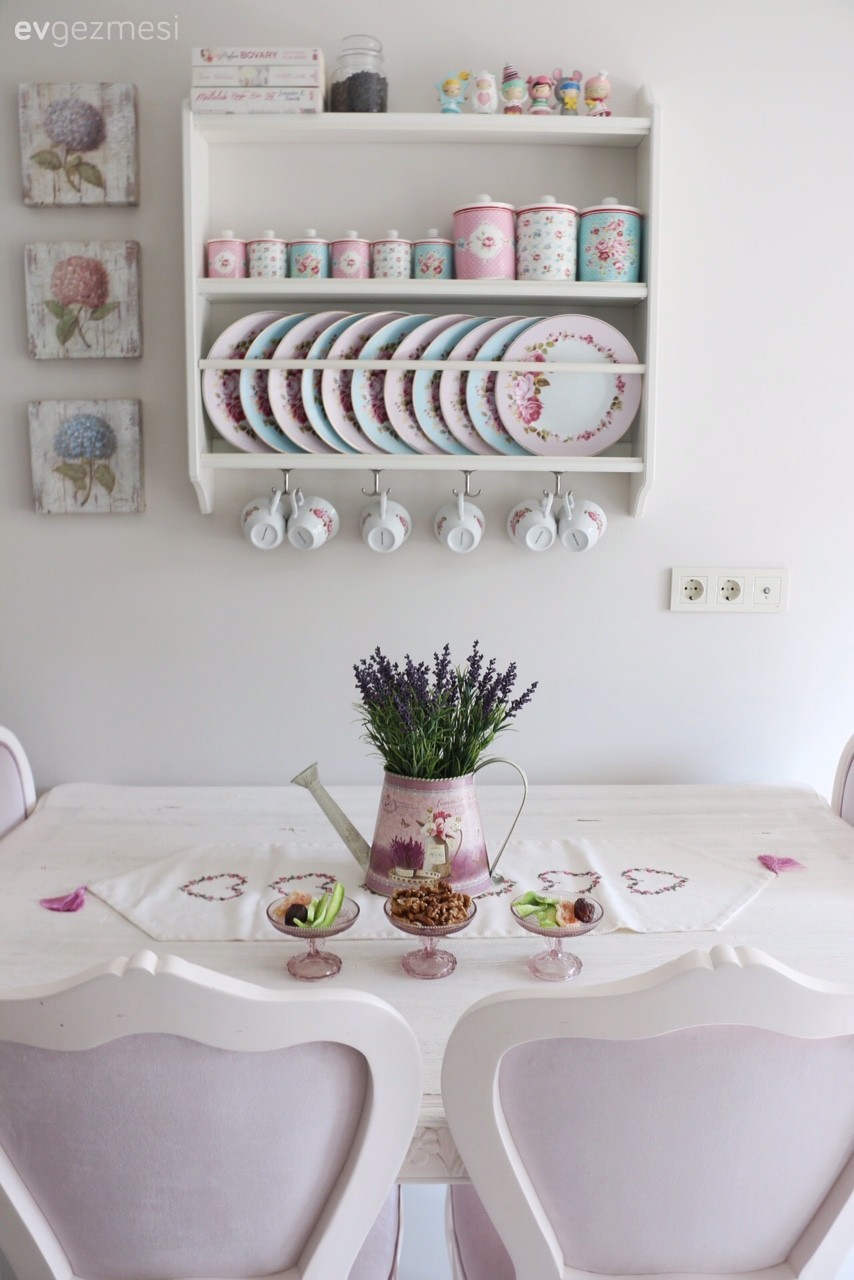 Gizem Hanım'ın aydınlık renklerle dekore ettiği vintage stil evi