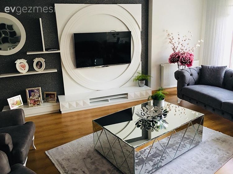 Işıltıların şıklık kattığı, tablo gibi seyretmelik değil, keyifle yaşamalık bir ev. Pelin hanımın dekoru..