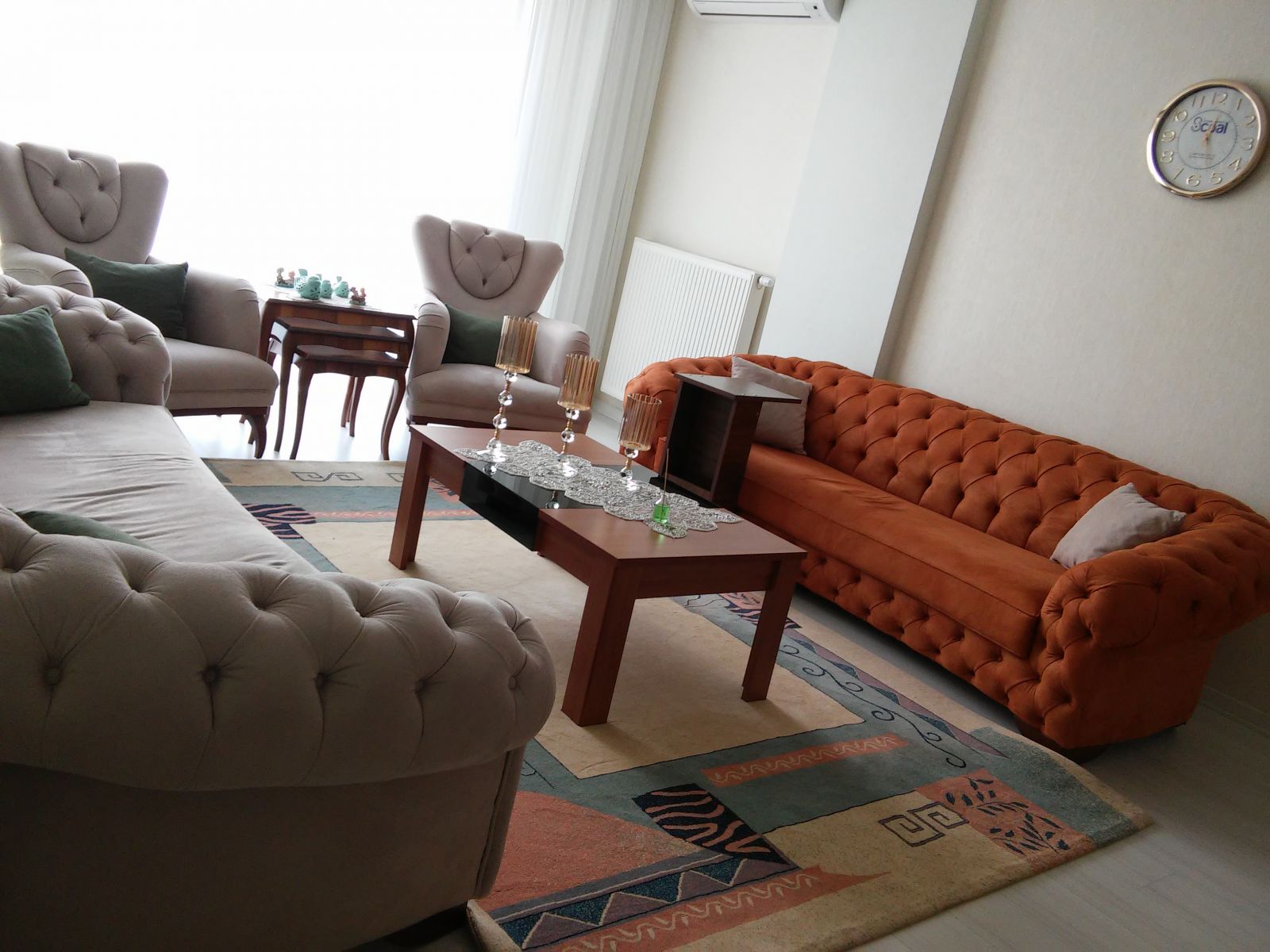 Bu Evin Salon Dekorasyonunda Eksikler Var. Fikirleri Bekleriz!