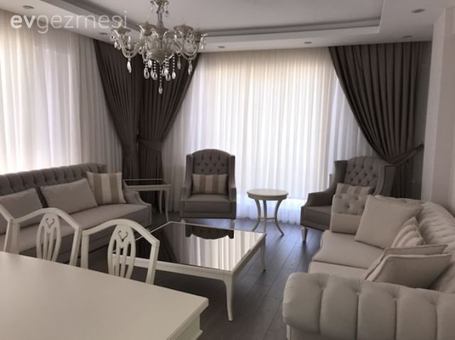 Sohbete elverişli yerleşim, koyu ve açık tonların sakin uyumu. Çağla hanımın evi..