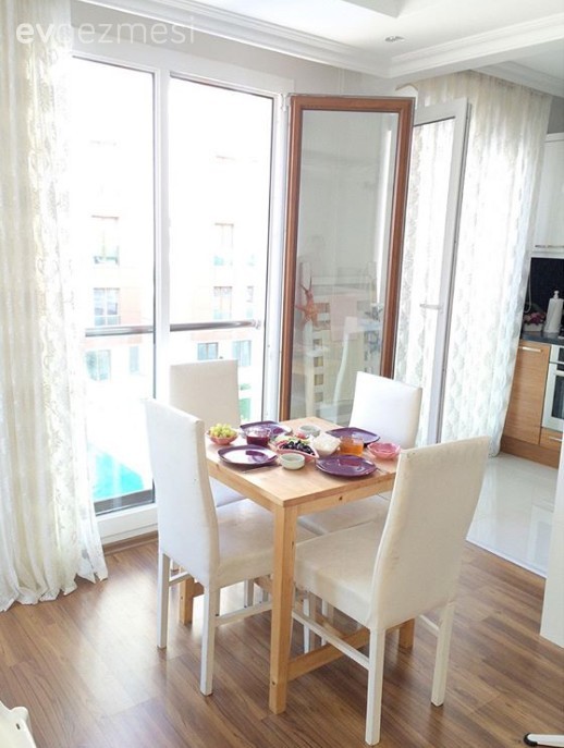 Açık renklerle döşenmiş içimizi açan ferah bir ev..