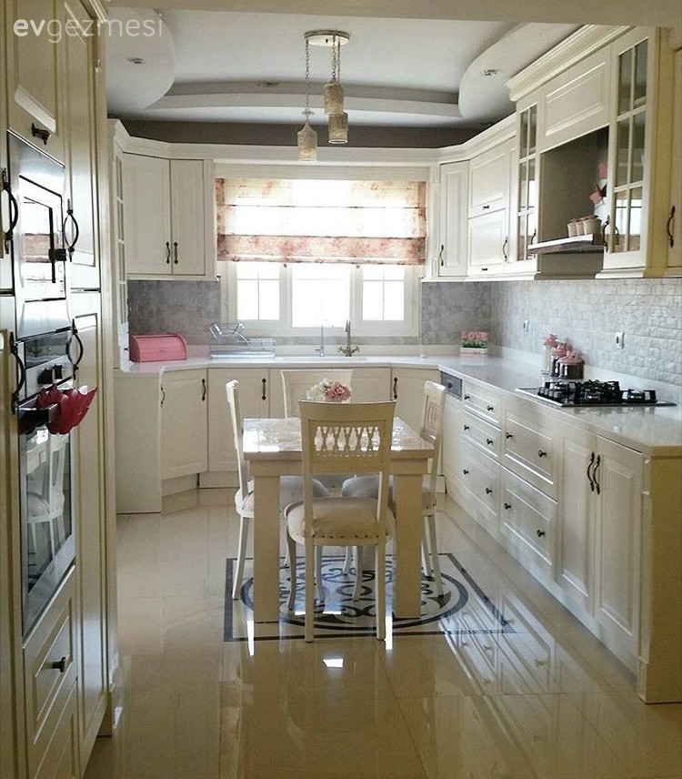 Beyaz mutfak, Mutfak, Mutfak masası