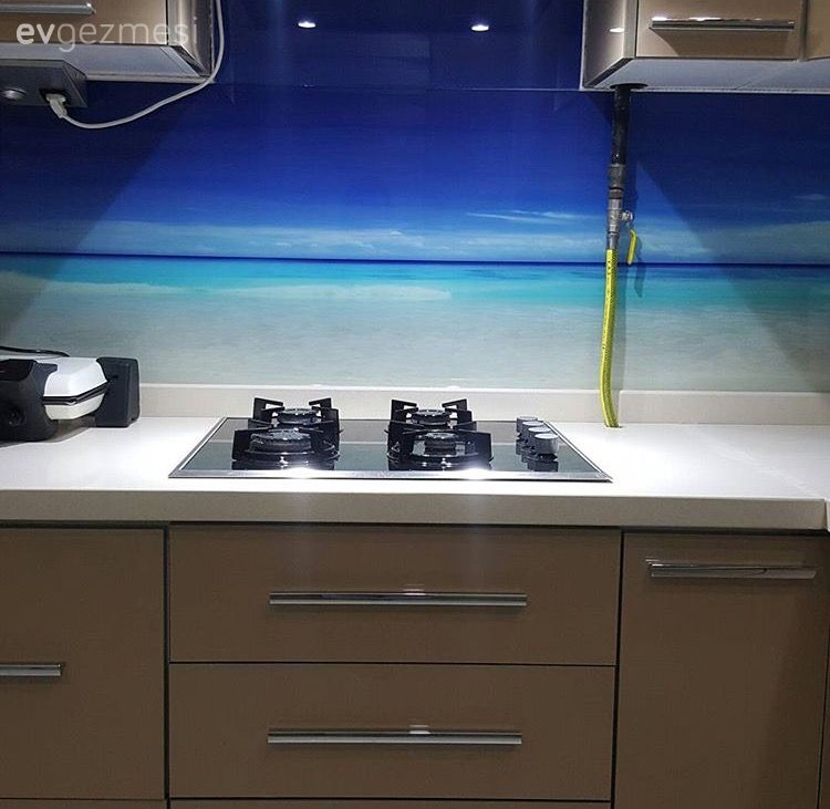 Özlem hanımın okyanus motifli tezgah arası cam panelli, modern mutfağı