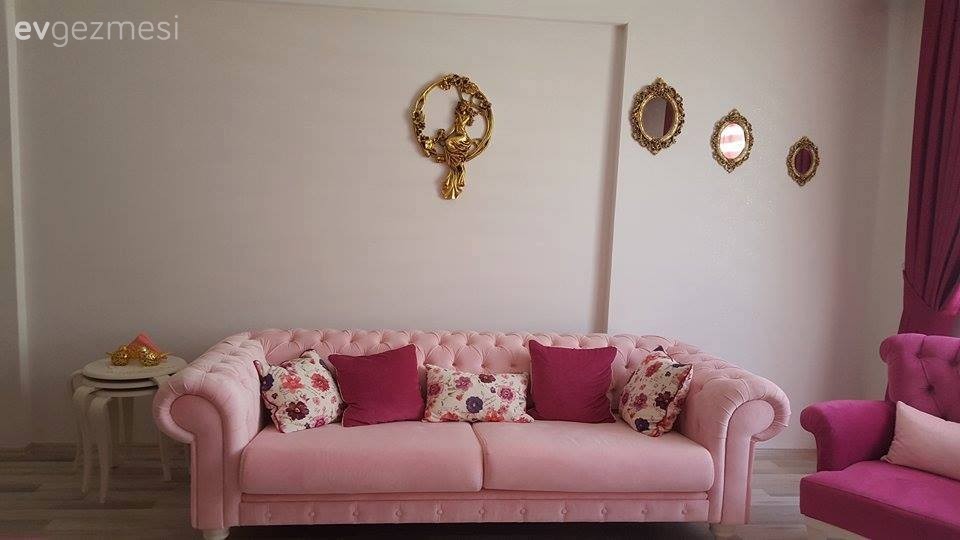 Açık, koyu pembe tonları ve altın vurgusuyla şık ve cıvıl cıvıl bir ev..