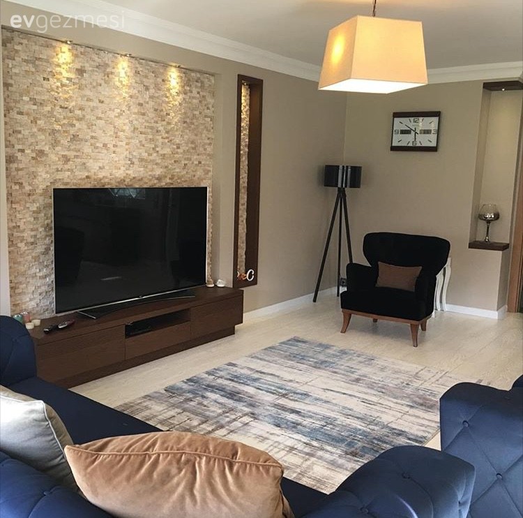 Avize, Berjer, Halı, Kahverengi, Lacivert, Salon, Taş duvar, Tv ünitesi, Aydınlatma