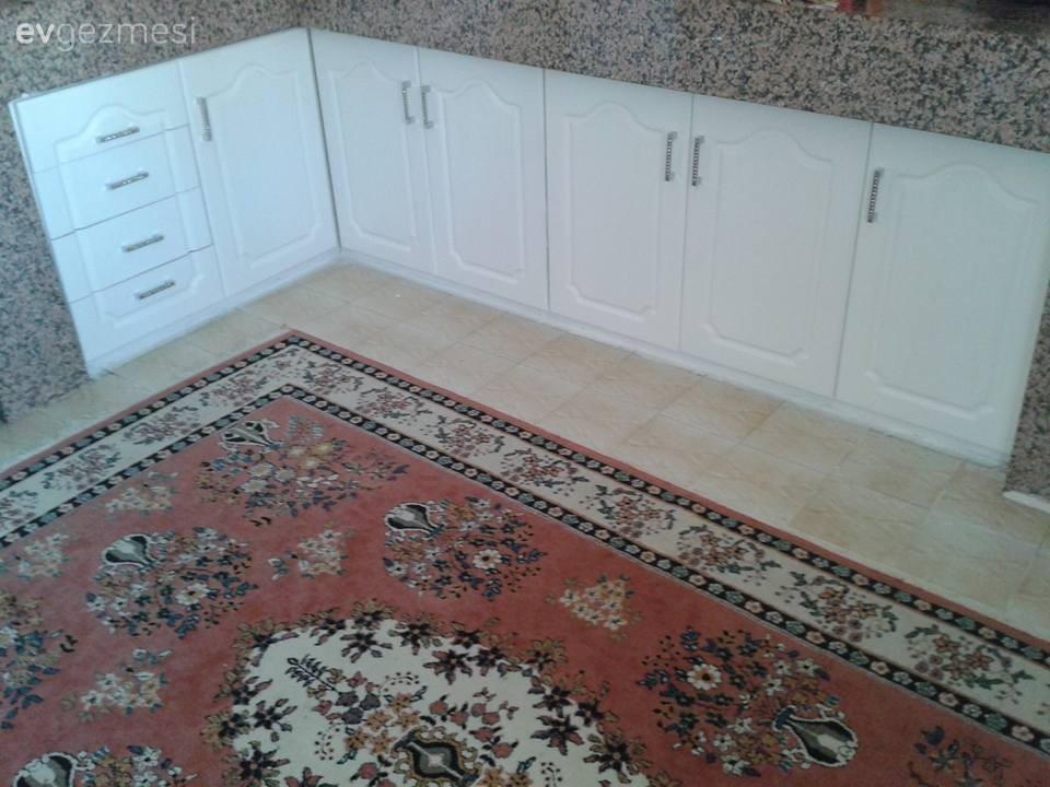 Nurcan Hanım'ın boyayarak yenilediği mutfağı