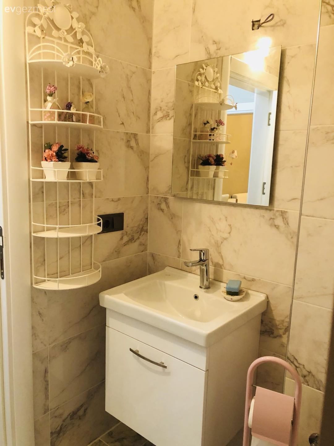 Pastellere yetişkin bir hava katan duvar rengi ile zarif, aldığı bolca ışıkla ferah...