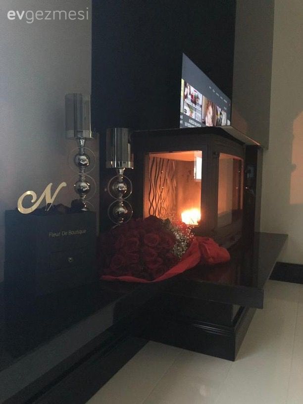 Bu Salonda Dramatik Renkler Kaliteli Mobilyalarla Buluşuyor