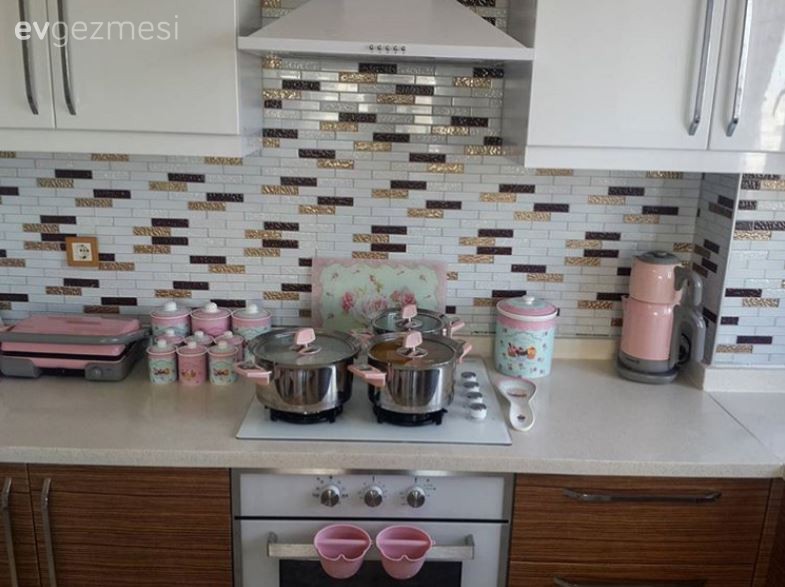 Cemre hanımın pembe-gri uyumunun etkisinde, sade ve şık evi..