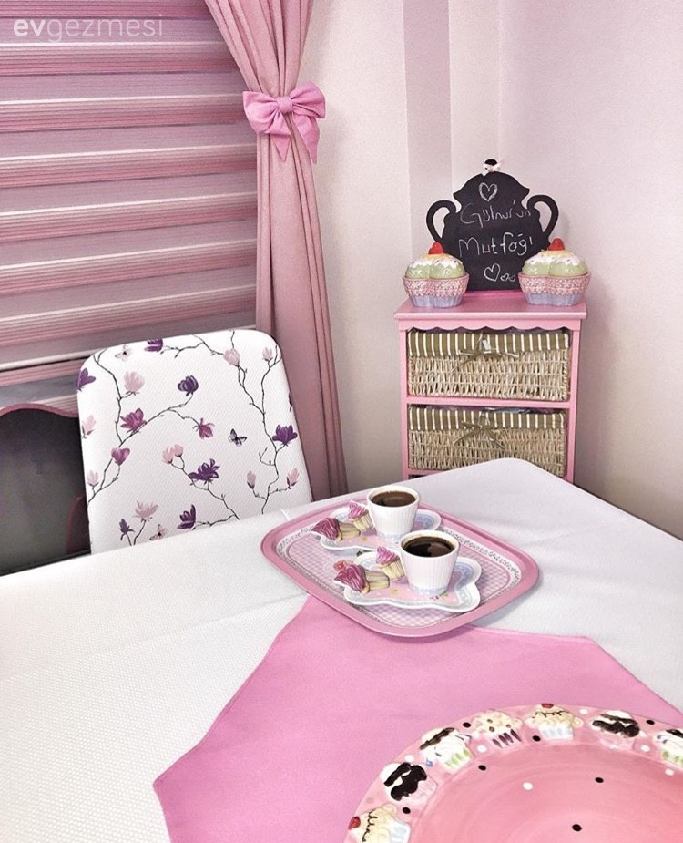 Mutfak masası, Pembe