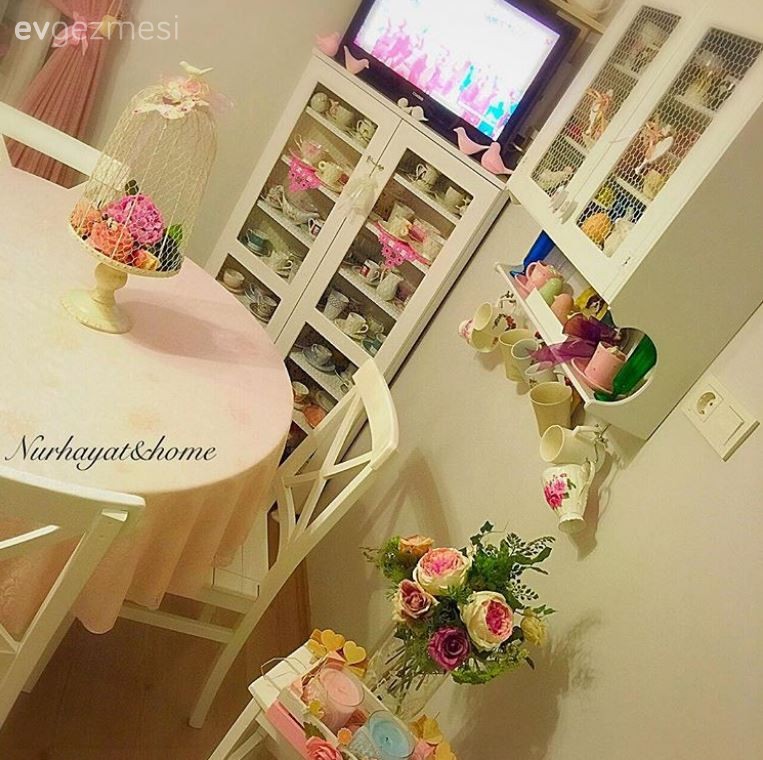 Nurhayat hanımın açık renklerle iç açıcı ve zarif evi..
