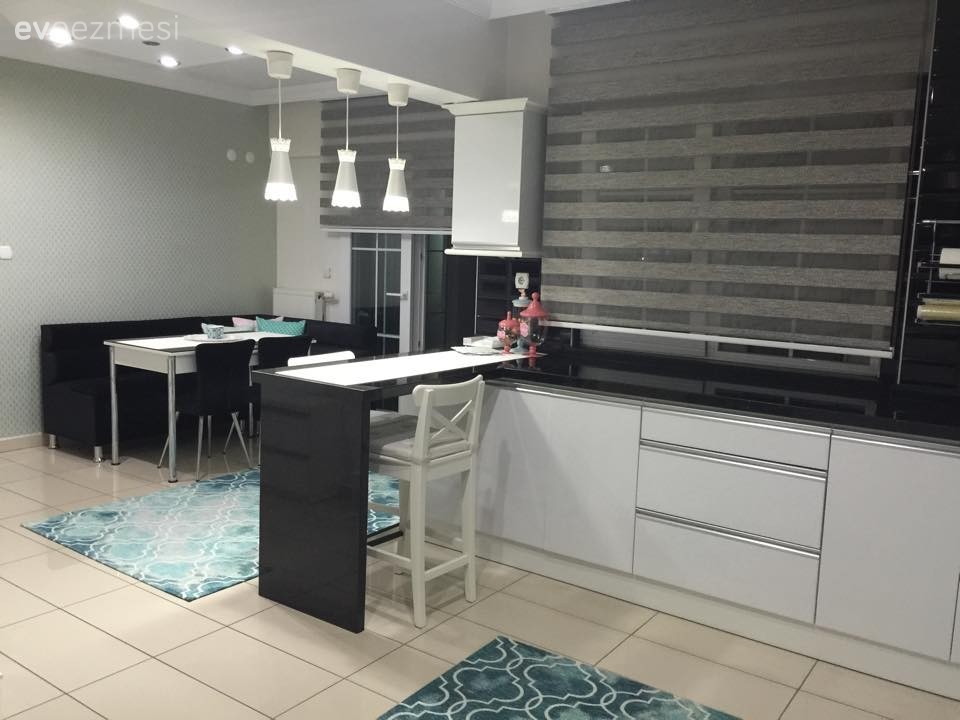 Selda Hanım'ın maviyle renklendirdiği modern mutfağı..