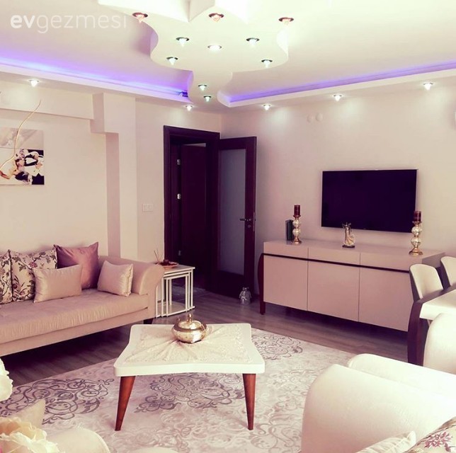 Genç çiftin modern ve şık evinde misafiriz.