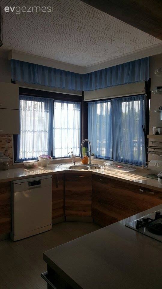 Amerikan Mutfak, Mavi, Perde