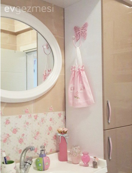 Mavi, pembe ve çiçek desenlerle country bir ev