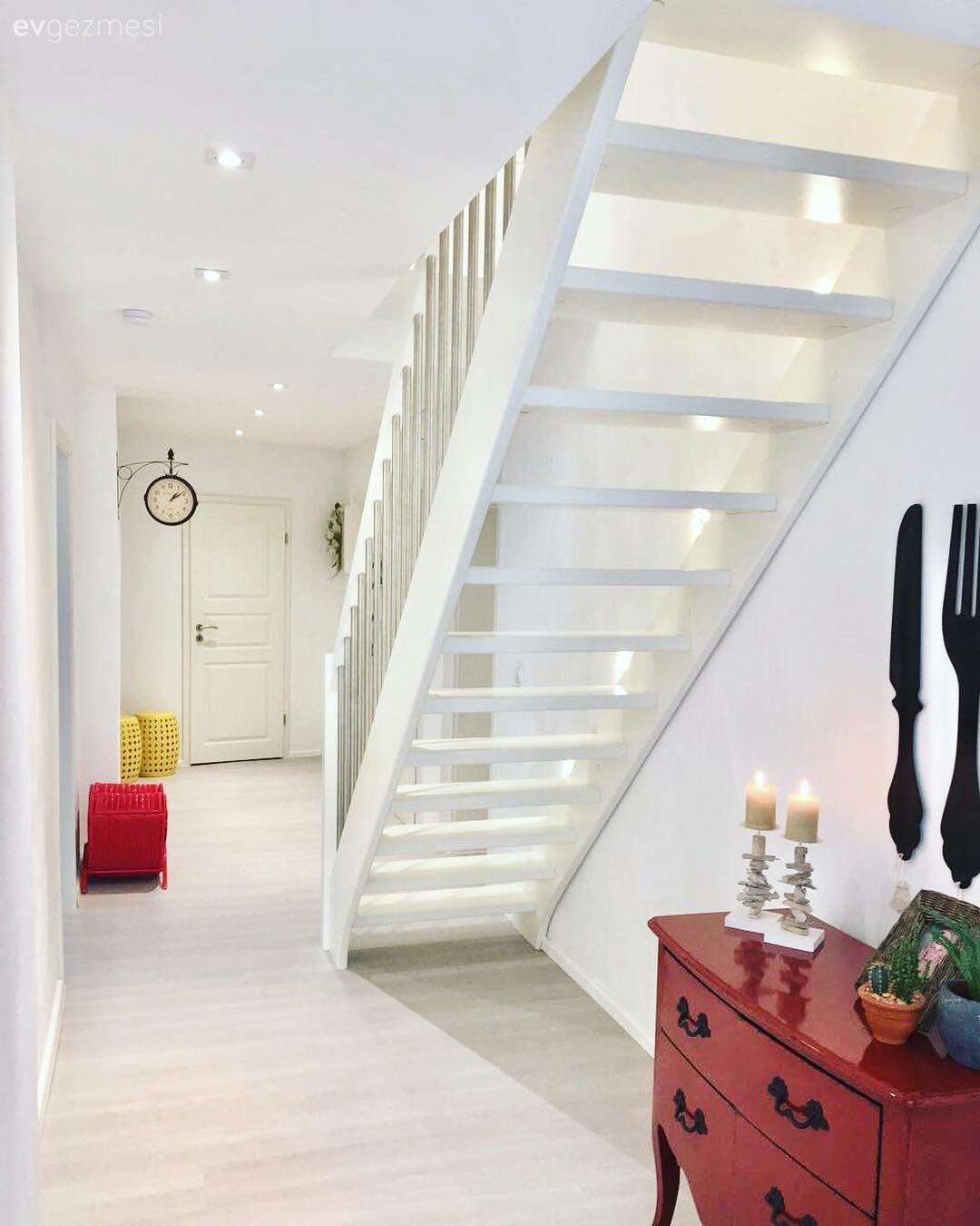 Antre, Kırmızı, Dresuar, Merdiven