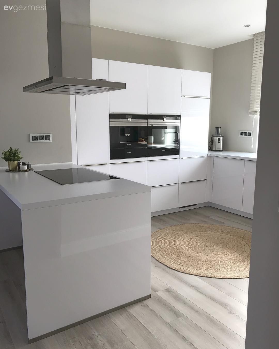 Mutfak, Mutfak yarım adası, Beyaz mutfak, Modern mutfak, Yuvarlak halı, Jüt halı, U-tipi mutfak, Elektrikli Ocak