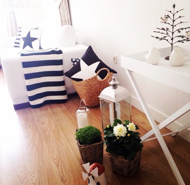 Beyazın canlı renklerle kombinlendiği içimizi açan bir ev