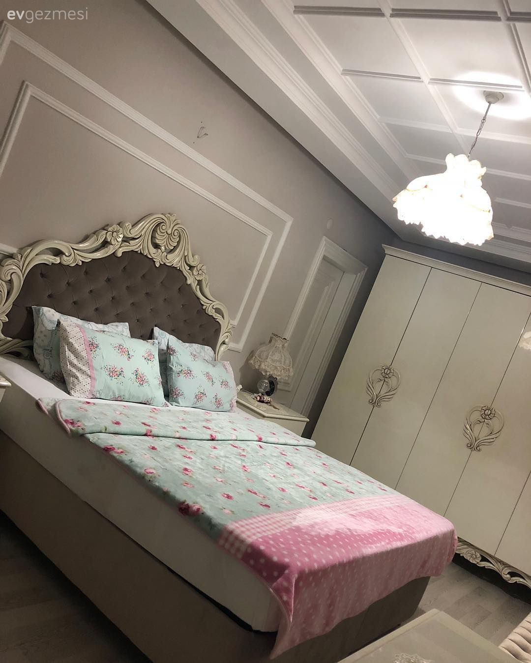 Yatak Odası, Gardrop, Yatak örtüsü, Duvar çıtalama, Asma tavan, Duvar dekorasyonu, Yatak başlığı