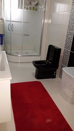 Banyo, Kırmızı, Siyah