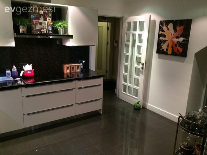 Bu evin harika manzarası bile sofistike dekorasyonunun önüne geçemiyor..