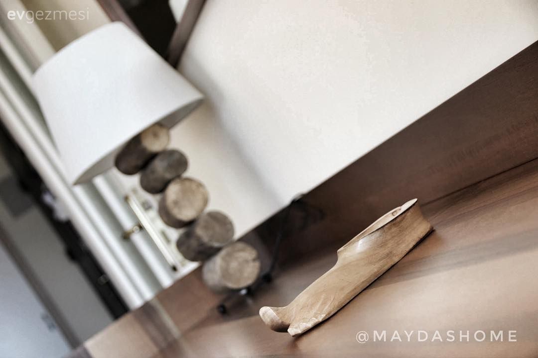 Düz çizgiler, ahşap ve kremin hakim olduğu abartısız ve keyifli dekor..