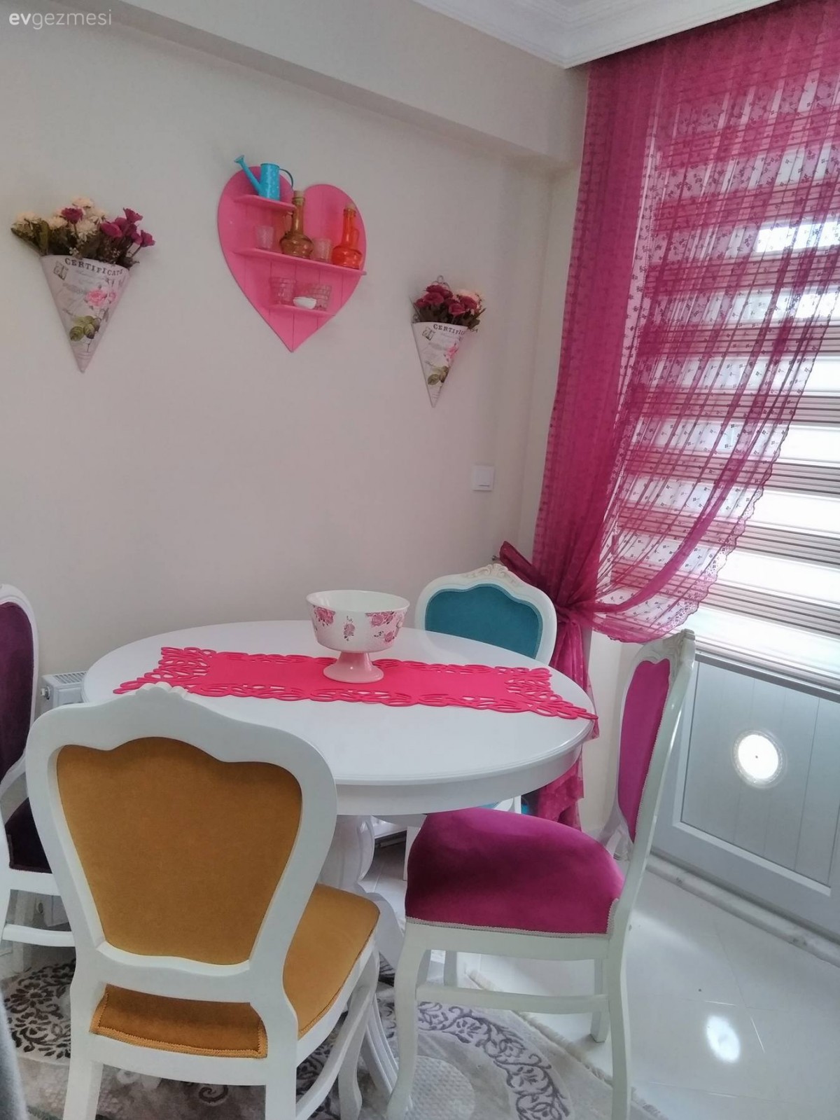 Japon perde, Mutfak masası, Pembe, Perde, Duvar rafı, Sarı