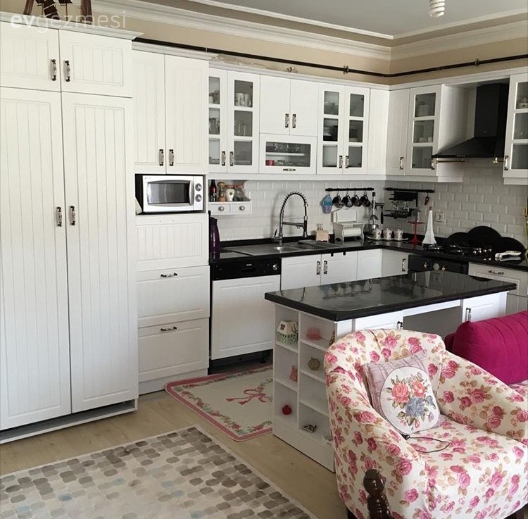 Gamze hanımın kullanışlı ve zevkli açık mutfağı..