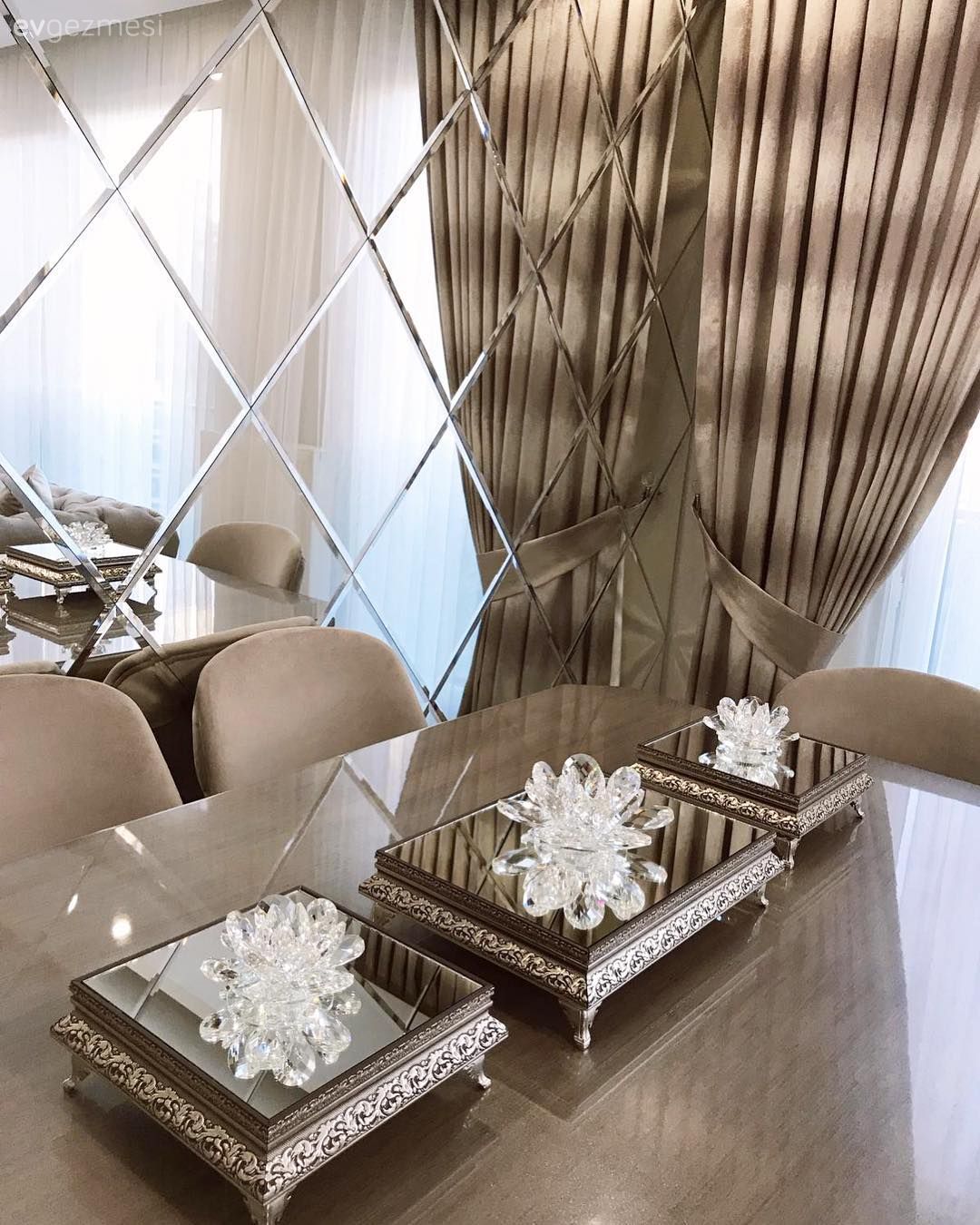 Bu Salonun Sessiz Renkleri Aksesuarların Şıklığını Öne Çıkarıyor!