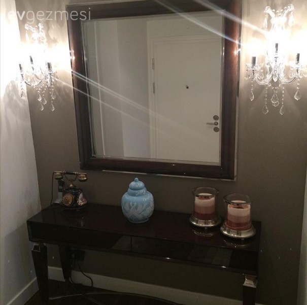 Bu evin harika manzarası bile sofistike dekorasyonunun önüne geçemiyor..