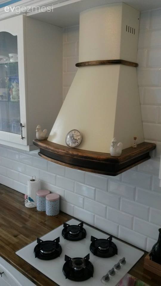 Gülay hanımın country ve rustik esintili özgün mutfağı ve şık banyosu.