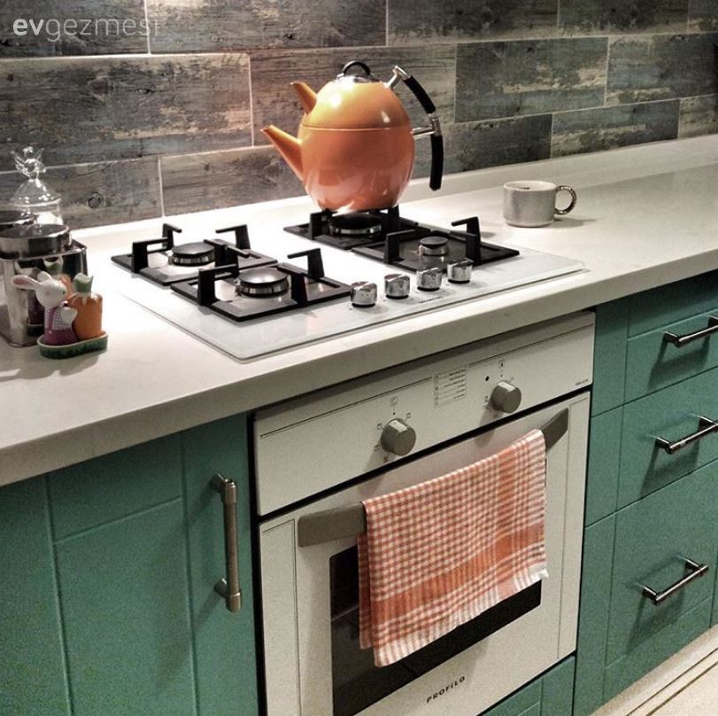 Yeşil ve beyaz uyumuyla, harika bir mutfak..